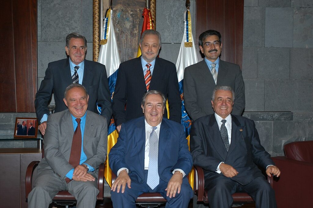 Adán Martín, Lorenzo Olarte, Manuel Hermoso y otros presidentes de Canarias, reunidos en 2004