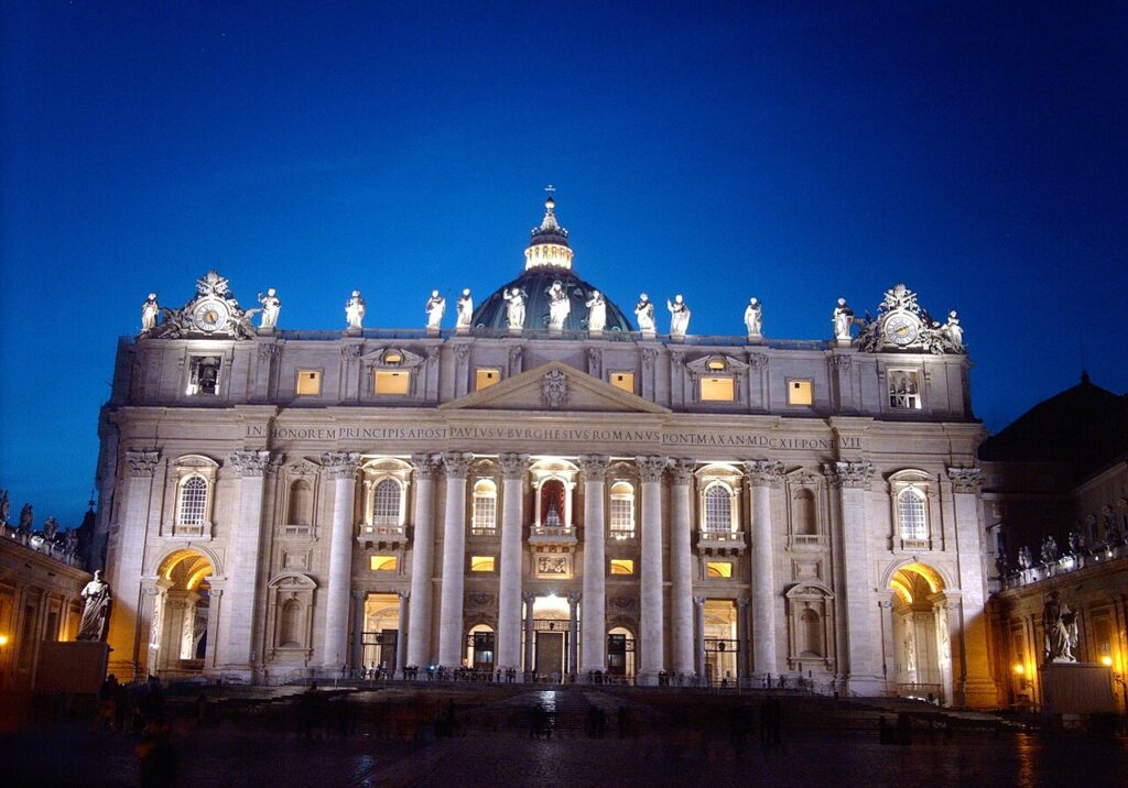 La basílica de San Pedro, en el Vaticano, iluminada de noche