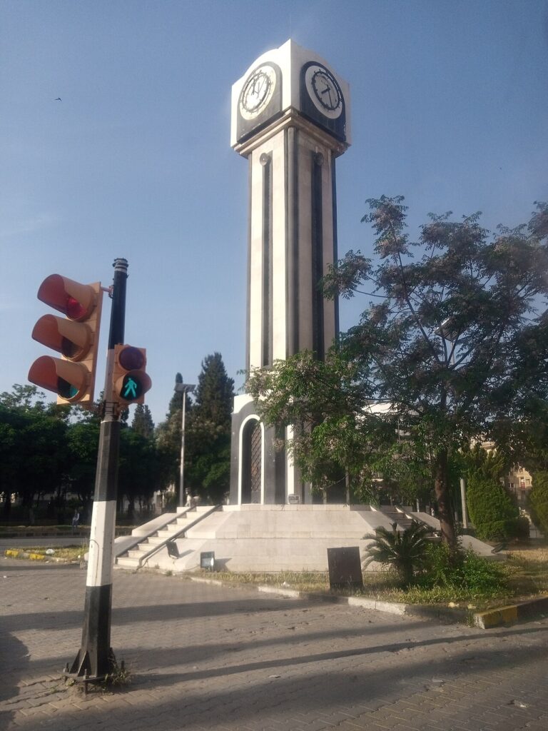 Torre del reloj nueva en el centro de Homs, Siria