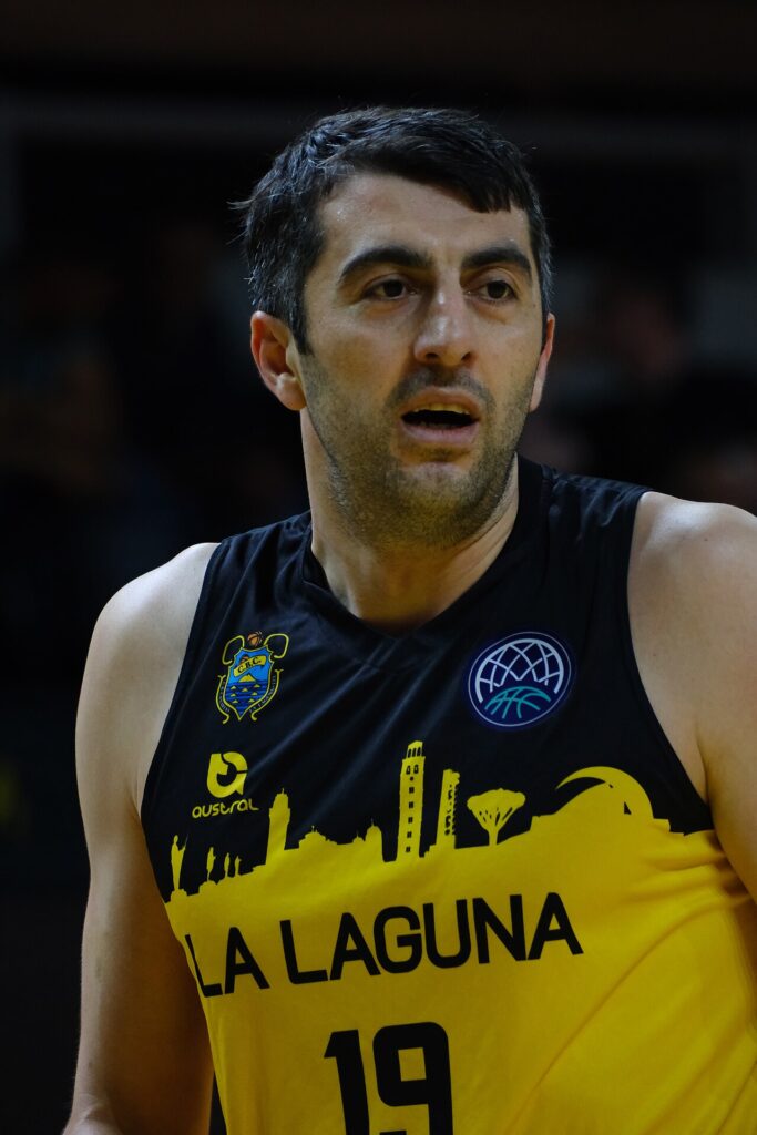 Giorgi Shermadini, pívot de La Laguna Tenerife, en un partido de 2025