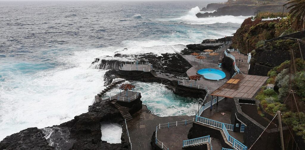 Olas de mala mar en el Charco Azul