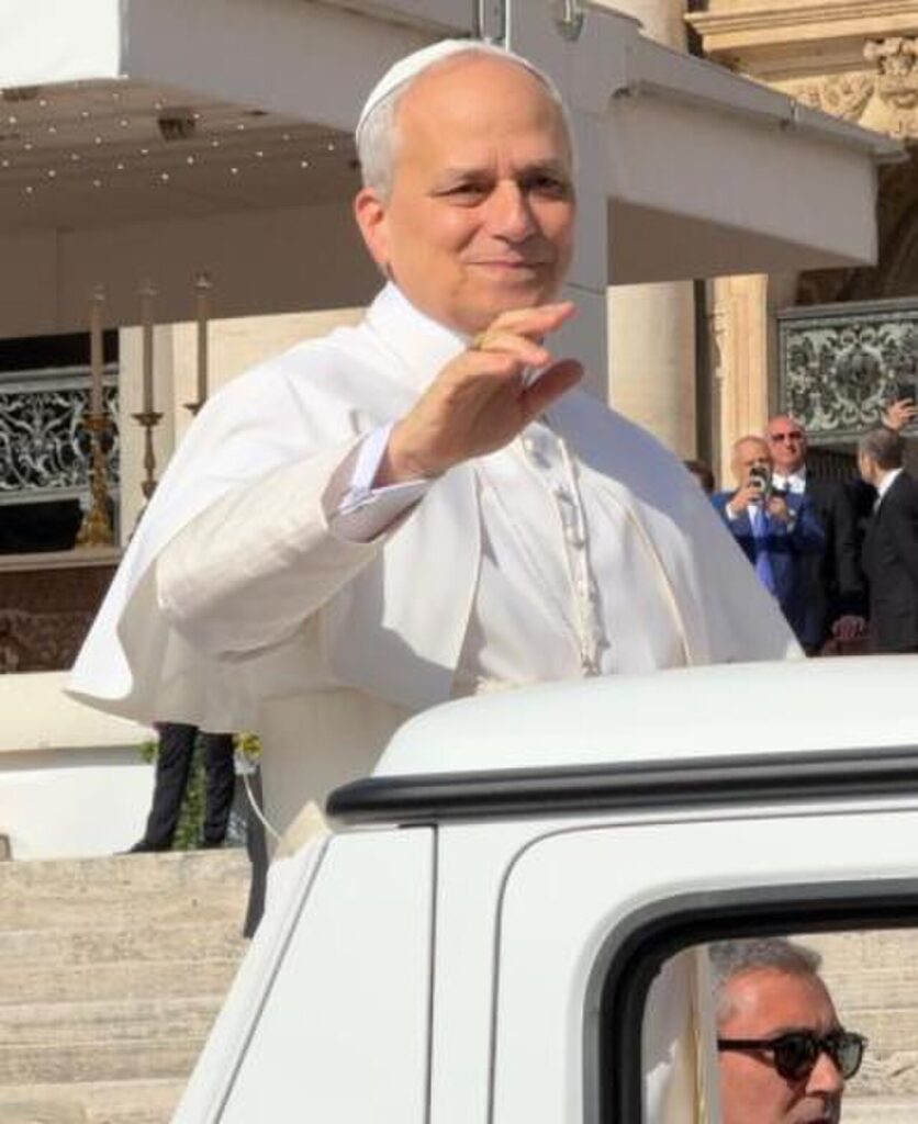El papa León XIV en el papamóvil el día de la misa de inicio de su pontificado