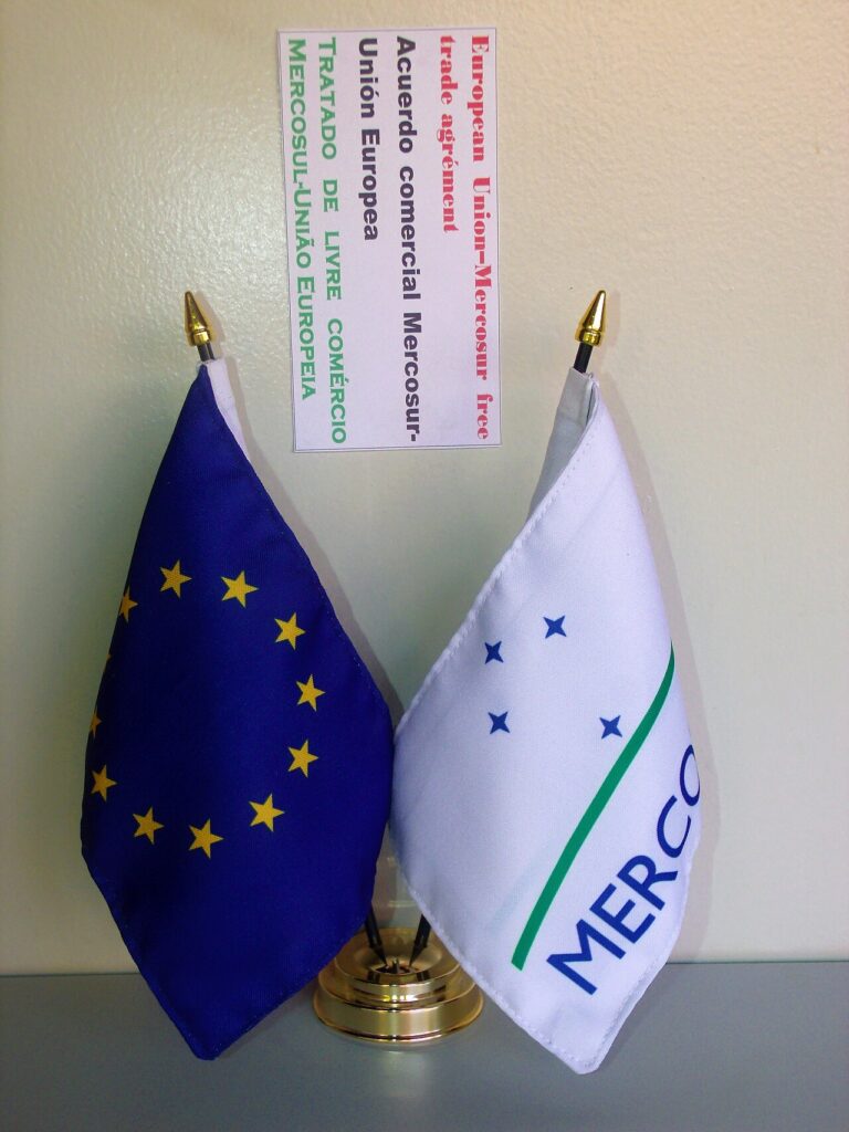Banderas de la Unión Europea y de Mercosur