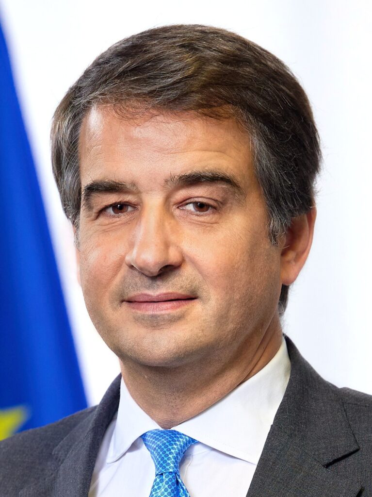 Raffaele Fitto, vicepresidente ejecutivo de la Comisión Europea, en su retrato oficial de 2024