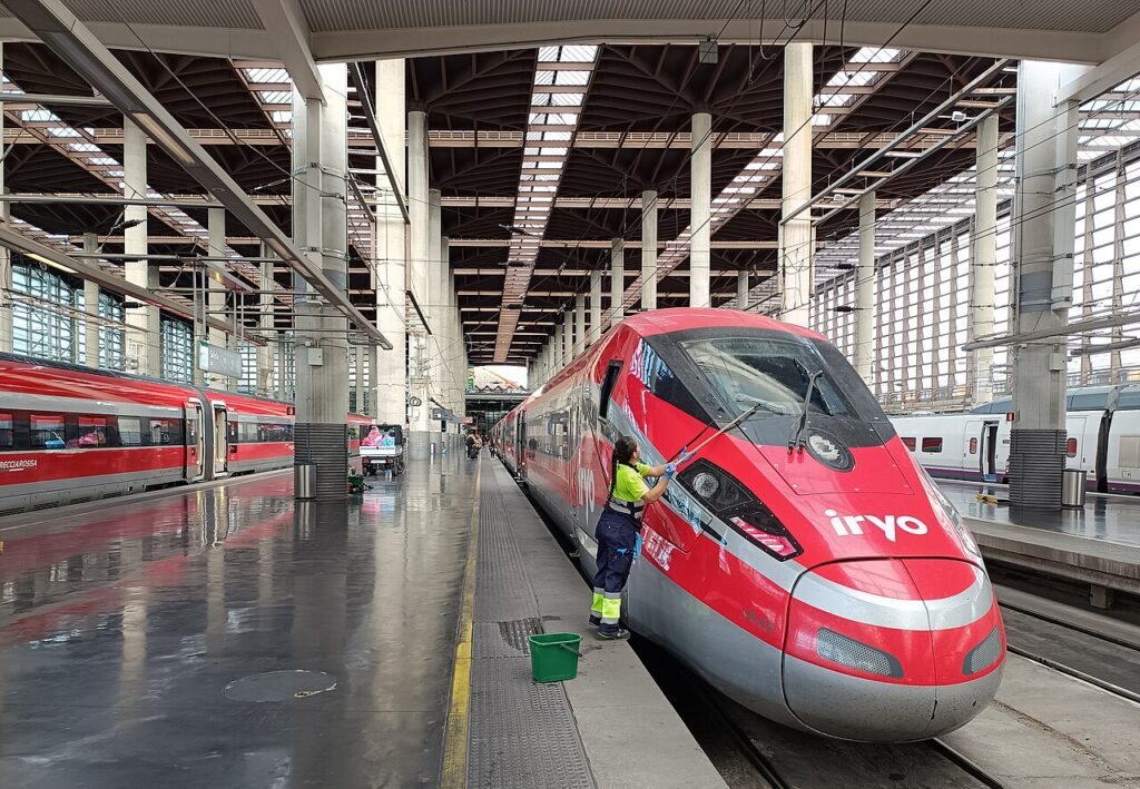 Un tren Iryo en la estación de Madrid-Puerta de Atocha (imagen de archivo)