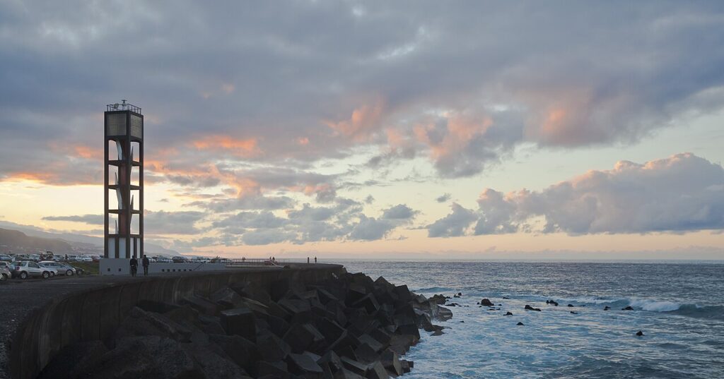 Faro y costa de Puerto de la Cruz, en el norte de Tenerife