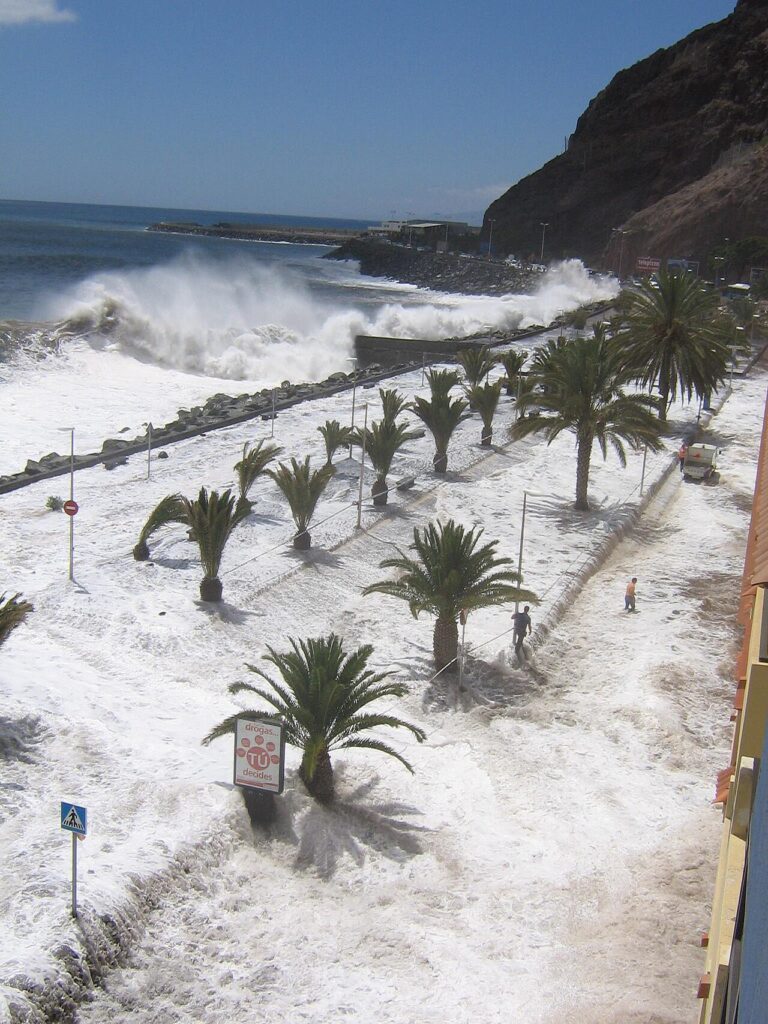 Oleaje contra la costa de San Andrés, en Tenerife