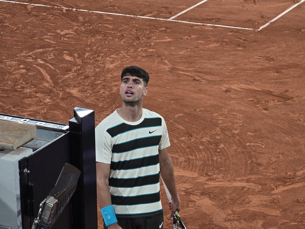 Carlos Alcaraz durante un partido de Roland Garros en 2025