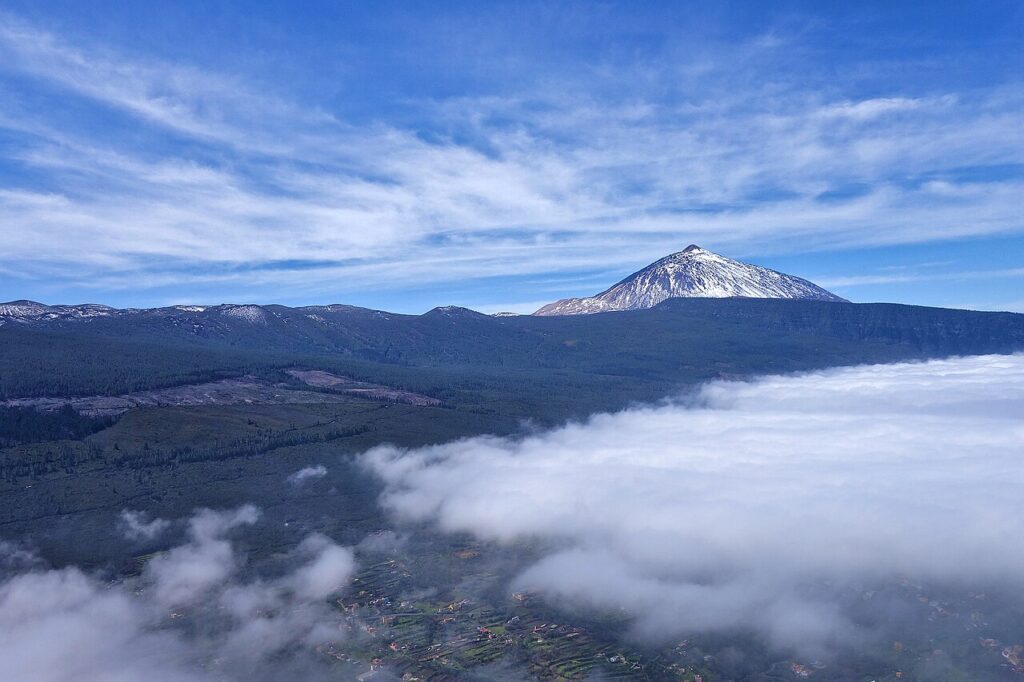 Parapente sobre el mar de nubes de Tenerife, con el Teide al fondo