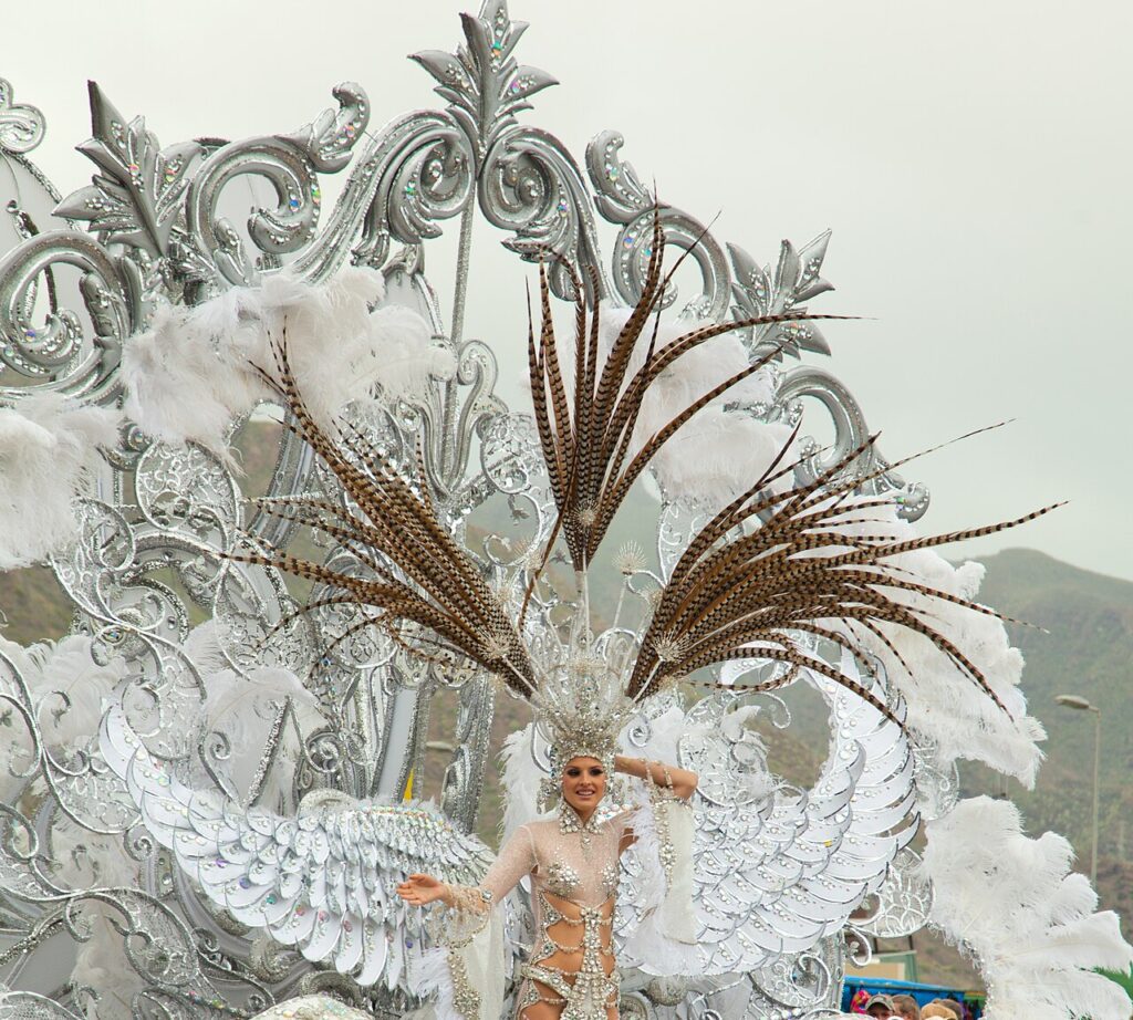 Una reina del Carnaval de Santa Cruz de Tenerife con su fantasía, en una edición anterior