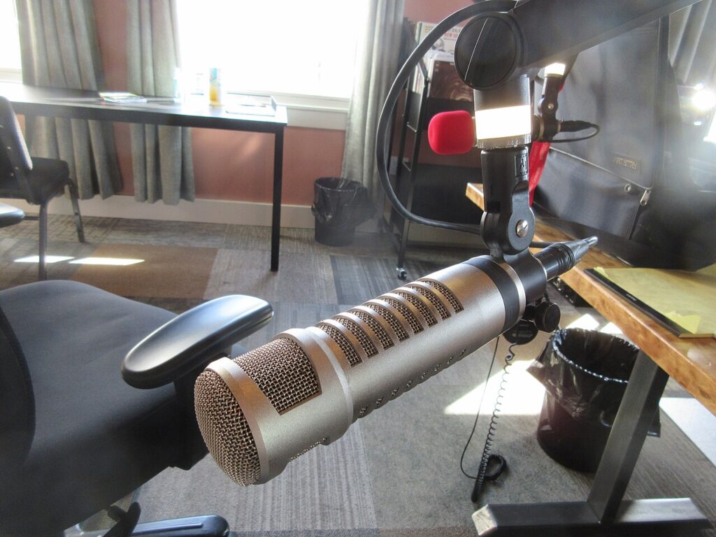 Micrófonos en un estudio de radio
