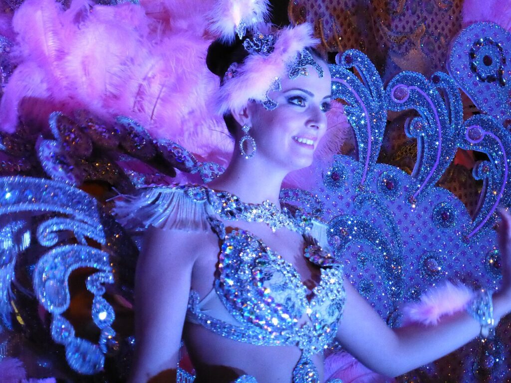 Una dama del Carnaval en la Cabalgata Anunciadora de Santa Cruz de Tenerife, en una edición anterior