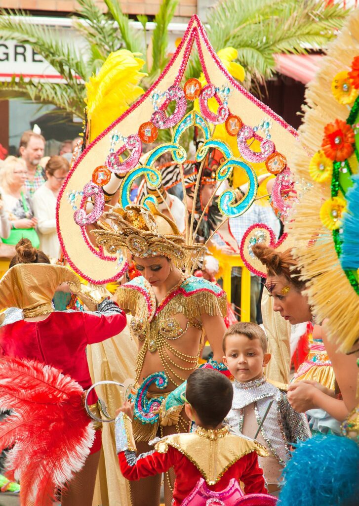 Participantes del Carnaval de Santa Cruz de Tenerife preparándose para un desfile, en una edición anterior