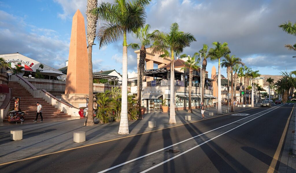 Avenida de Las Américas, en Playa de las Américas (Arona), al atardecer