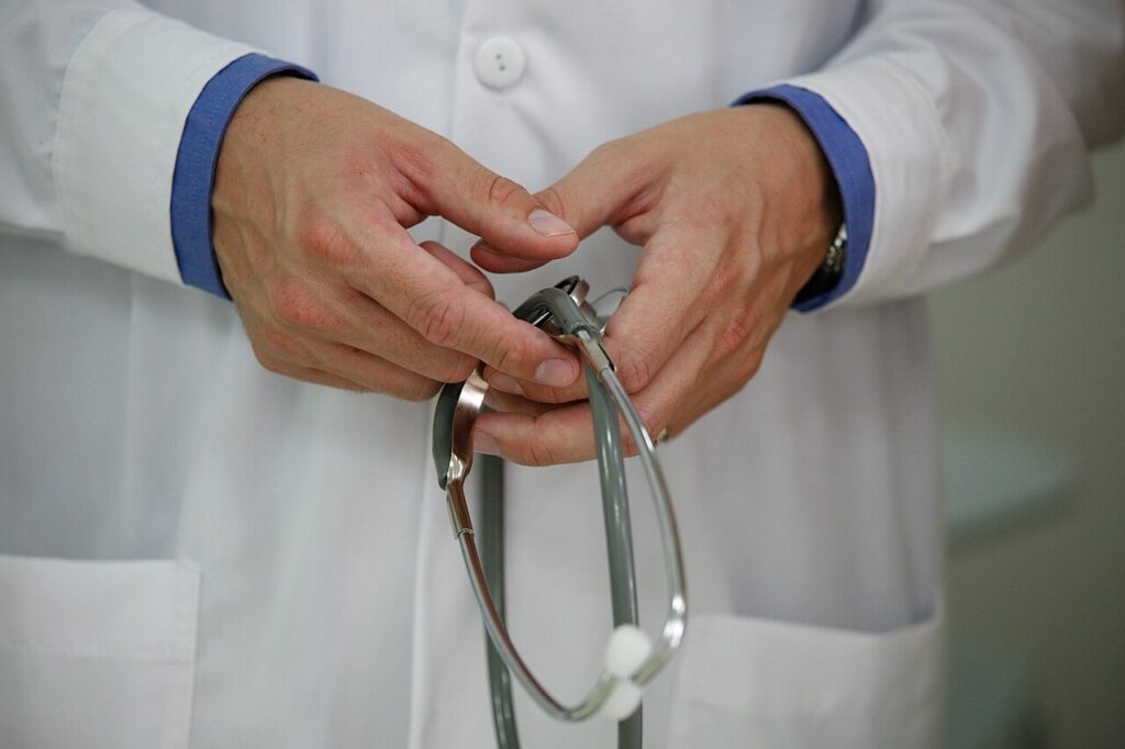 Un médico sostiene su estetoscopio