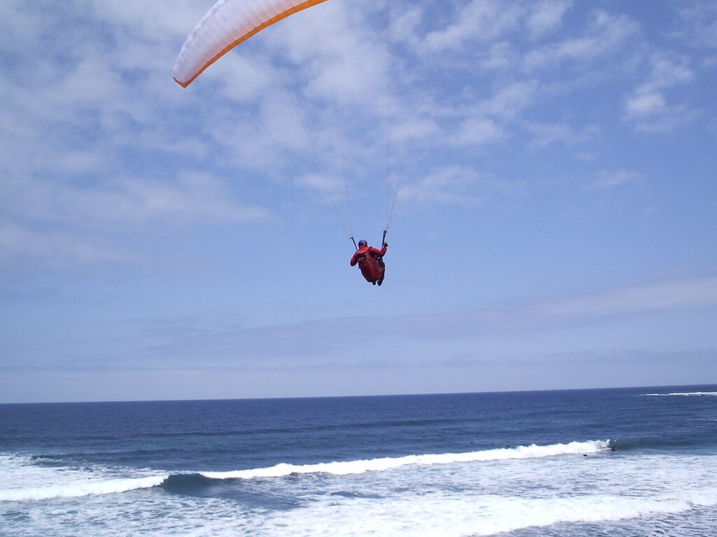 Un parapente sobre la playa del Socorro, en Los Realejos