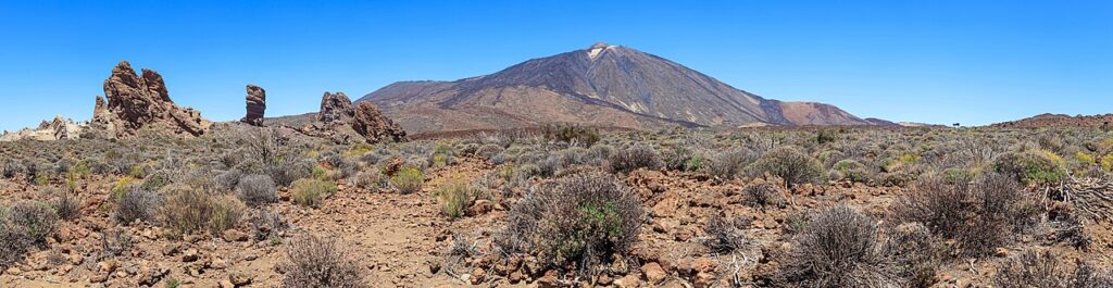 Panorámica de la caldera de Las Cañadas con los Roques de García y el Teide