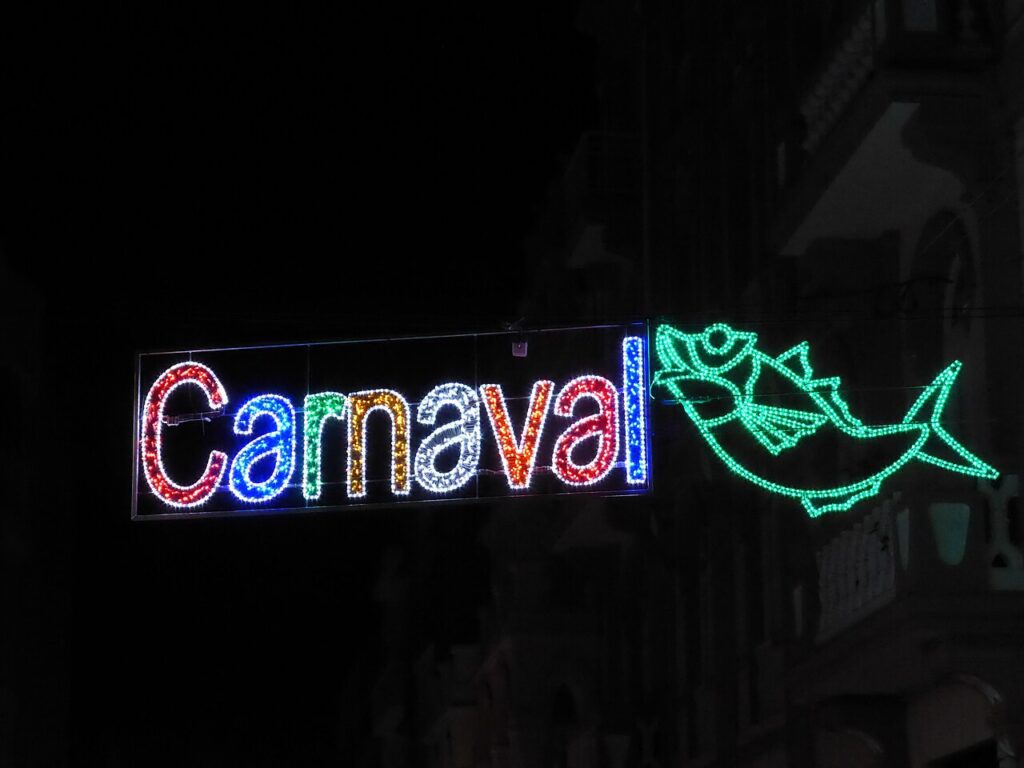 Rótulo luminoso del Carnaval de Santa Cruz de Tenerife con el chicharro como símbolo