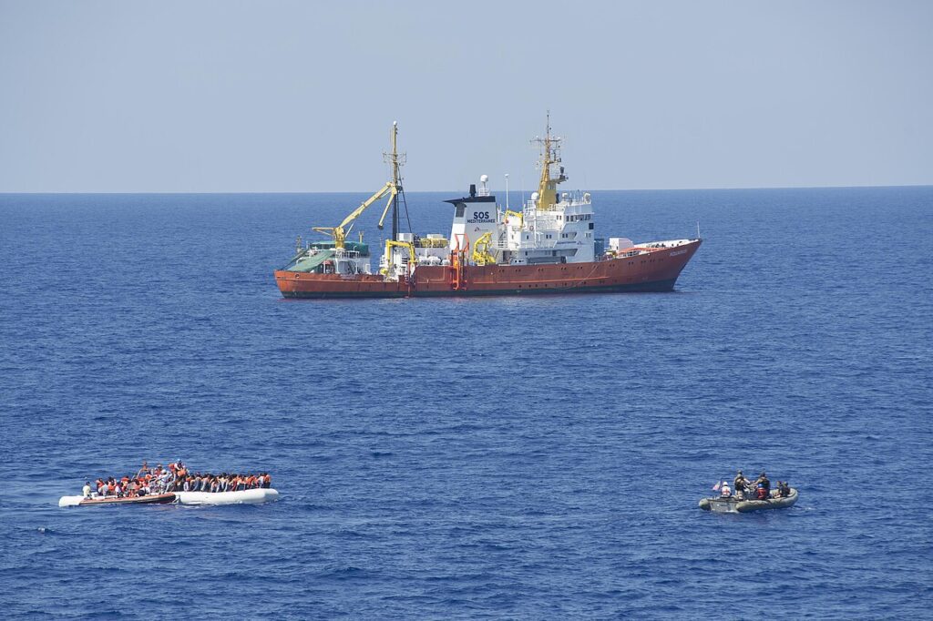 Rescate de migrantes en una pequeña embarcación en el Mediterráneo, en 2016