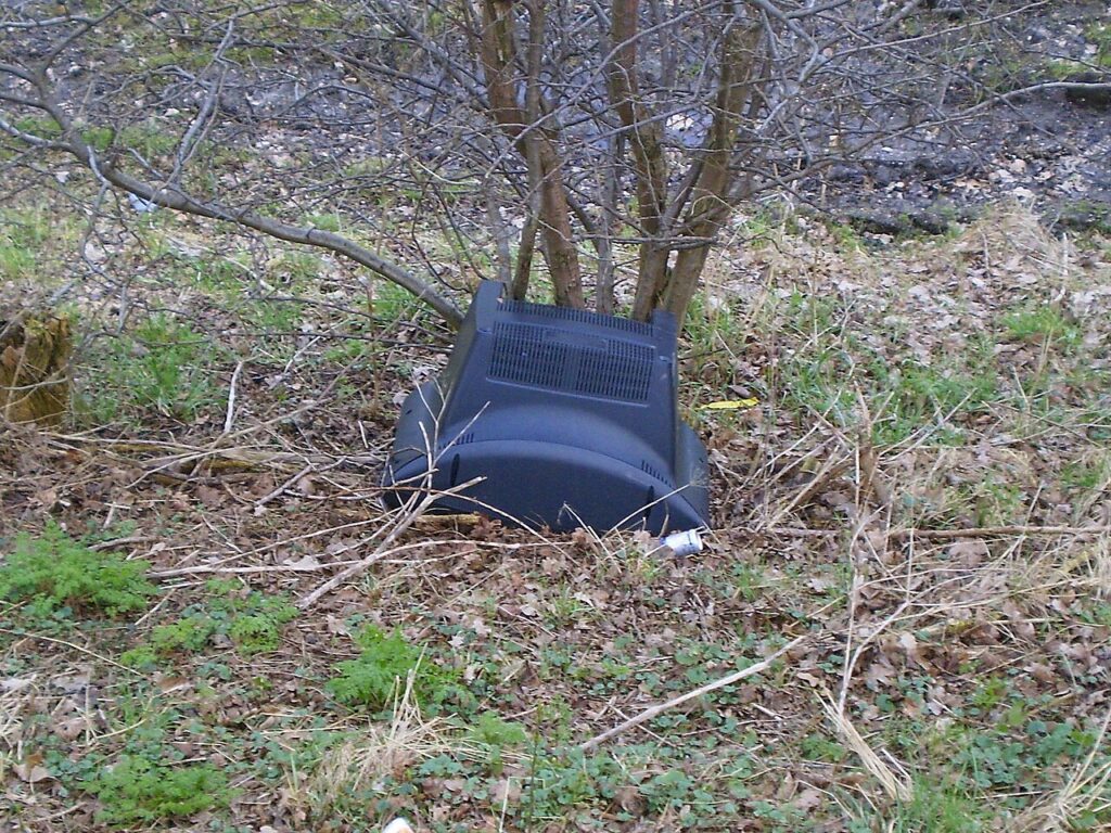 Un televisor abandonado en el campo, en una imagen de archivo
