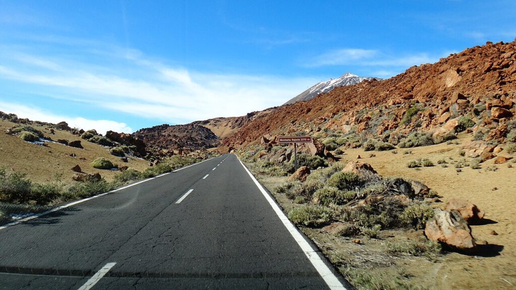 Tramo de la carretera TF-21 dentro del Parque Nacional del Teide