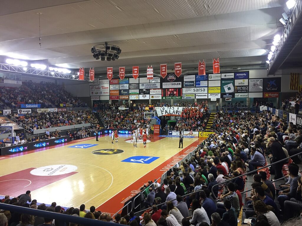 Pabellón Nou Congost de Manresa durante un partido de baloncesto
