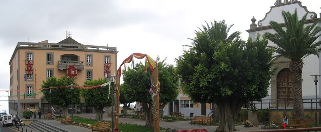Ayuntamiento e iglesia de San Fernando Obispo, en Granadilla de Abona