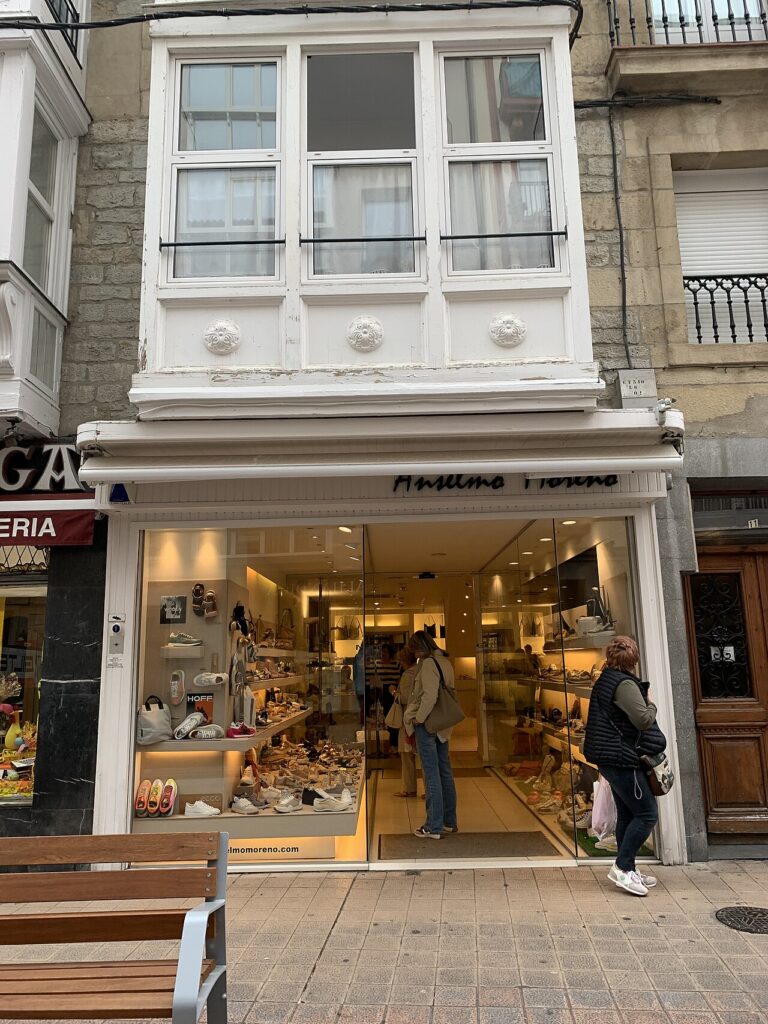 Escaparate de una tienda de calzado en una calle comercial