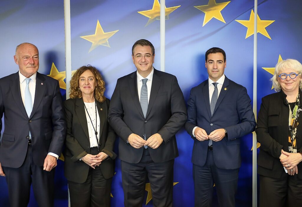 El lehendakari Imanol Pradales, cuarto por la izquierda, en una visita a la Comisión Europea