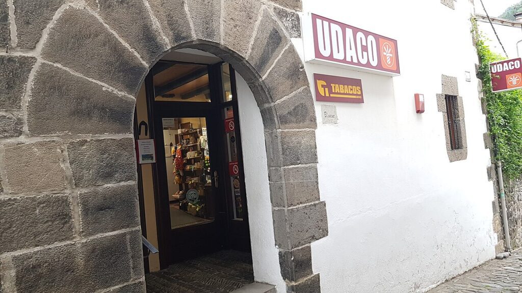 Fachada de un pequeño supermercado