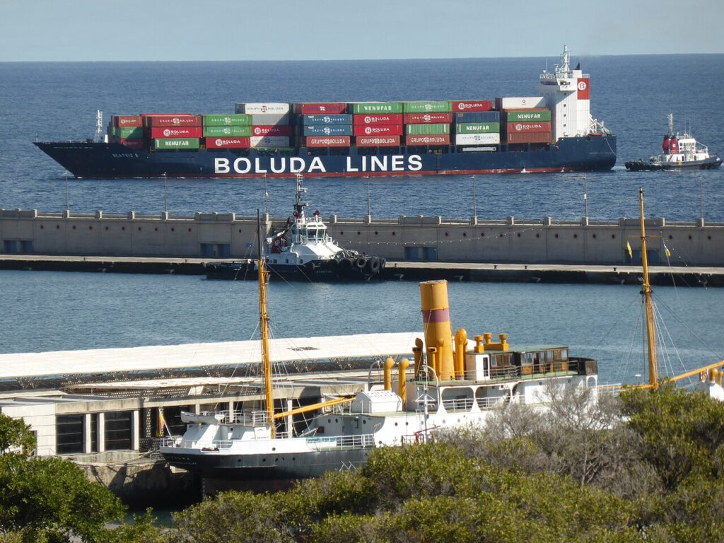 Un buque portacontenedores navega hacia la bocana del puerto de Santa Cruz de Tenerife
