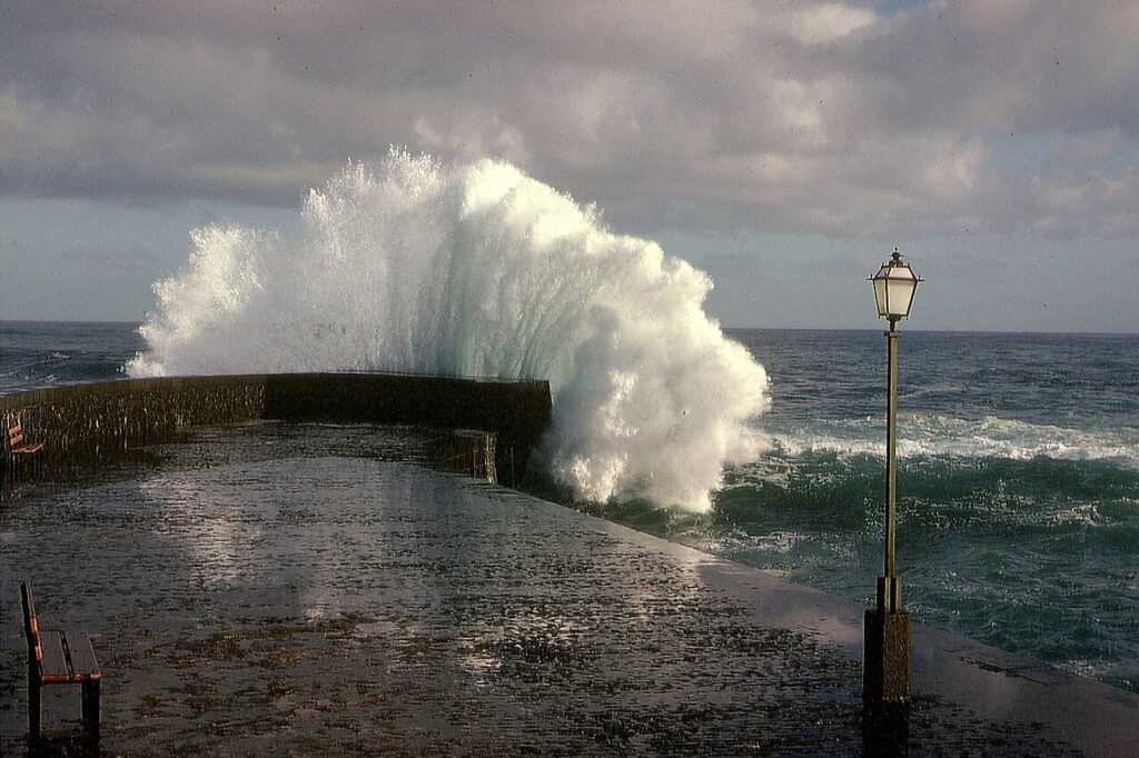 Una gran ola rompe en la costa de Tenerife