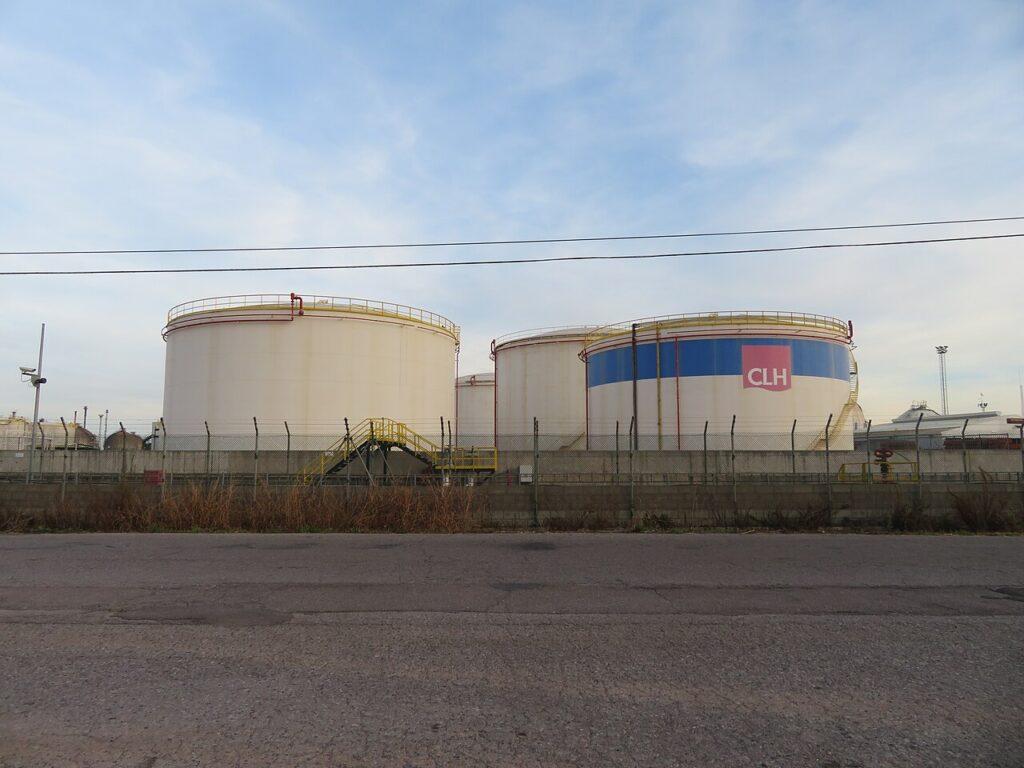 Depósitos de almacenamiento de combustibles en España