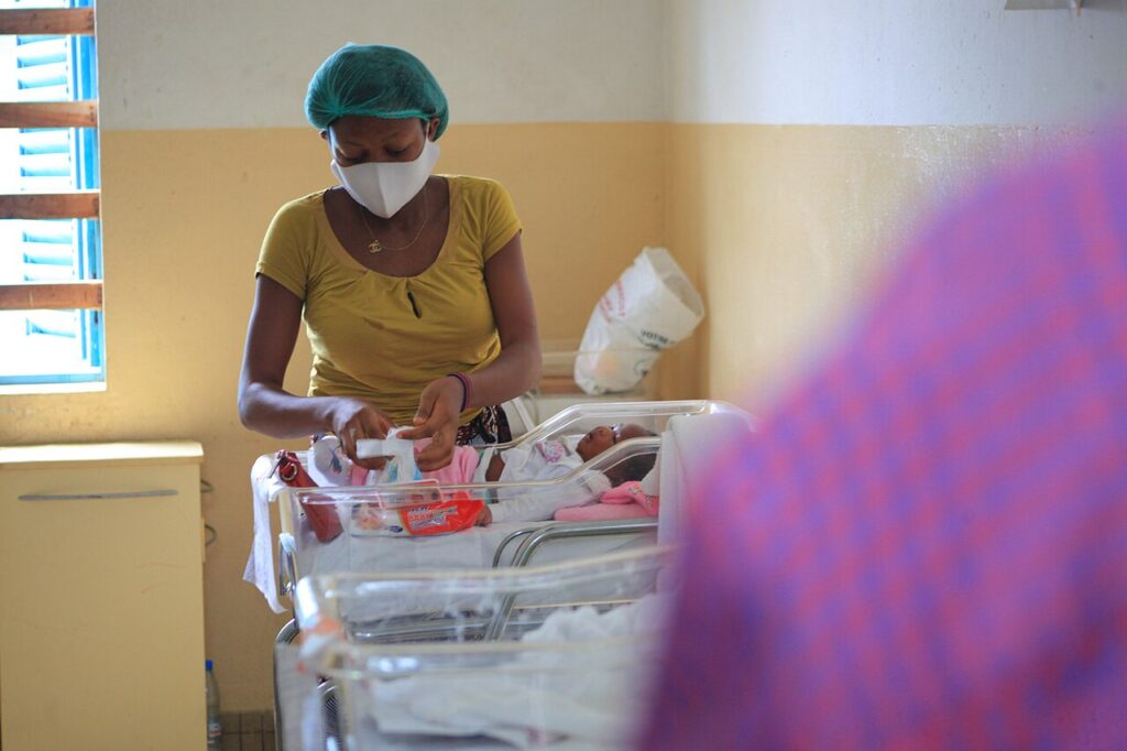 Una madre joven con su bebé en la maternidad de un hospital de Duala, en Camerún