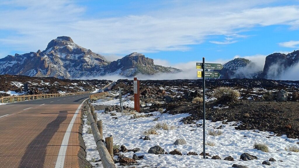 Cumbres del parque nacional del Teide cubiertas de nieve, en una imagen de archivo de diciembre de 2025