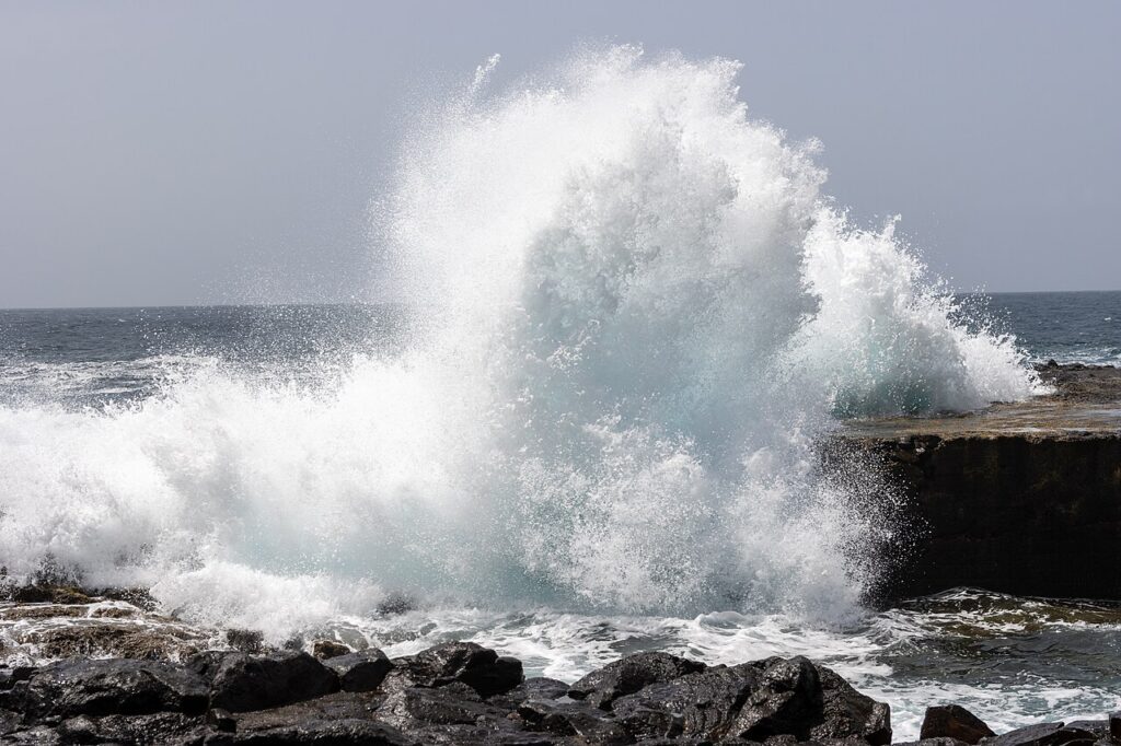 Olas rompiendo en Mesa del Mar, en Tacoronte, en una imagen de archivo