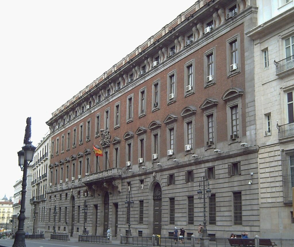 Fachada de la Real Casa de la Aduana, sede del Ministerio de Hacienda en la calle de Alcalá de Madrid, en una imagen de archivo