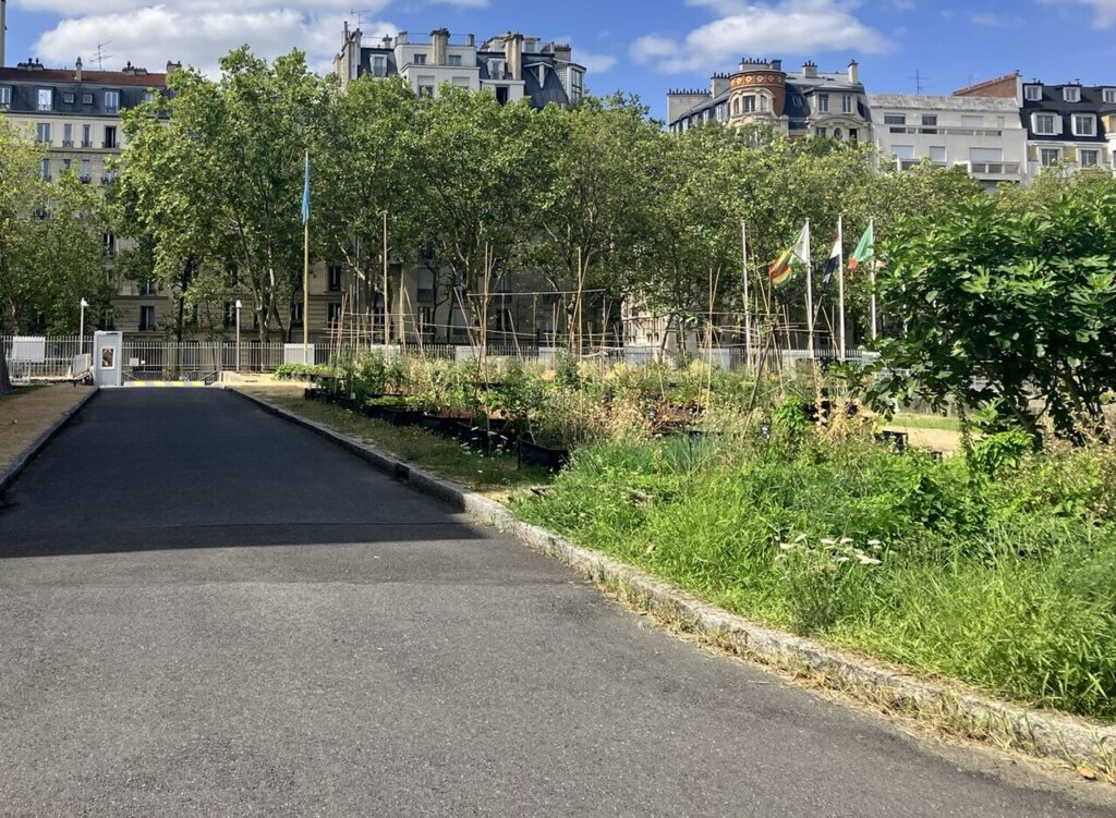 Jardín y entrada de la sede de la UNESCO en París