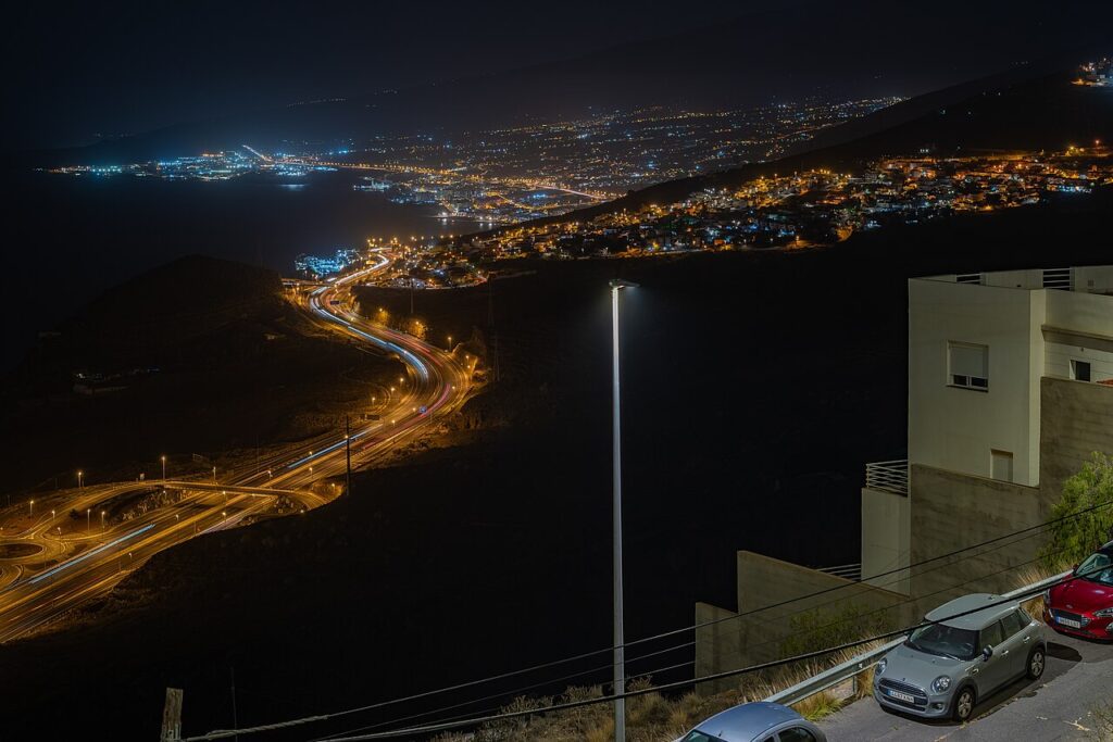 Vista nocturna de la autopista TF-1 desde Tabaiba Alta, en El Rosario