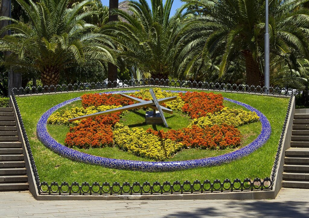 Reloj de flores a la entrada del parque García Sanabria, en Santa Cruz de Tenerife