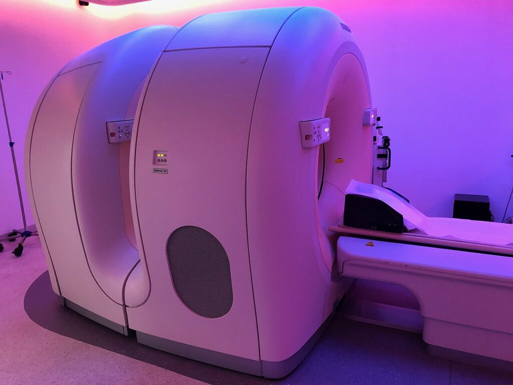 Equipo de tomografía PET-TC en una sala hospitalaria