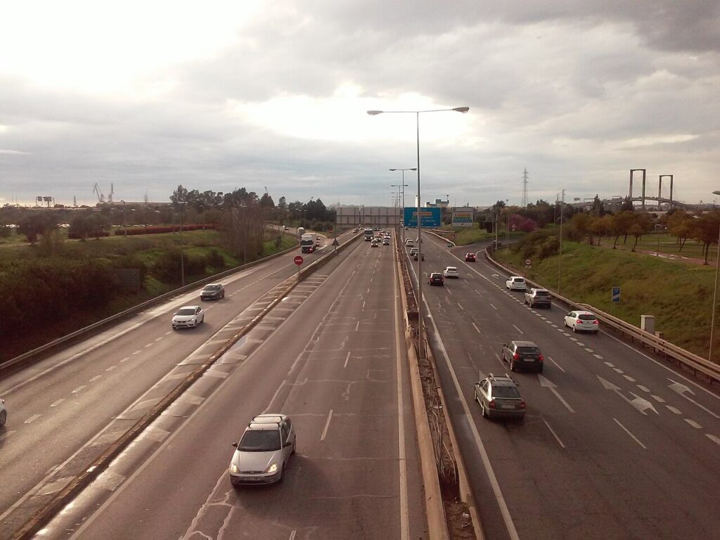 Tráfico en una autovía de circunvalación