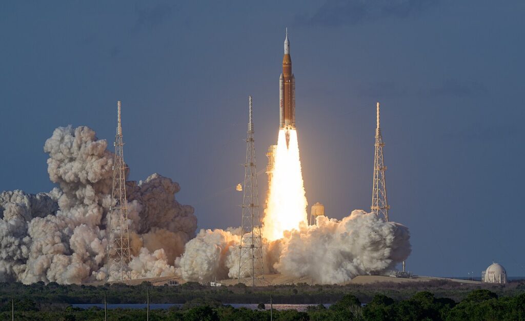 Despegue del cohete SLS con la nave Orion de la misión Artemis II