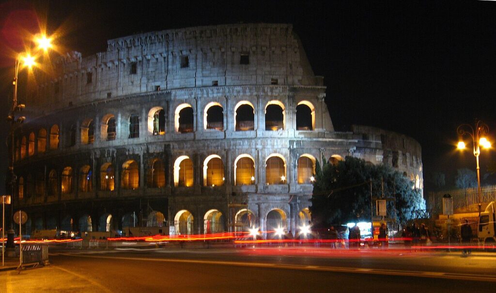 El Coliseo de Roma iluminado de noche