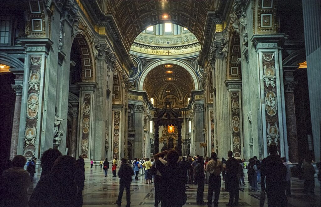 Interior de la basílica de San Pedro, en el Vaticano