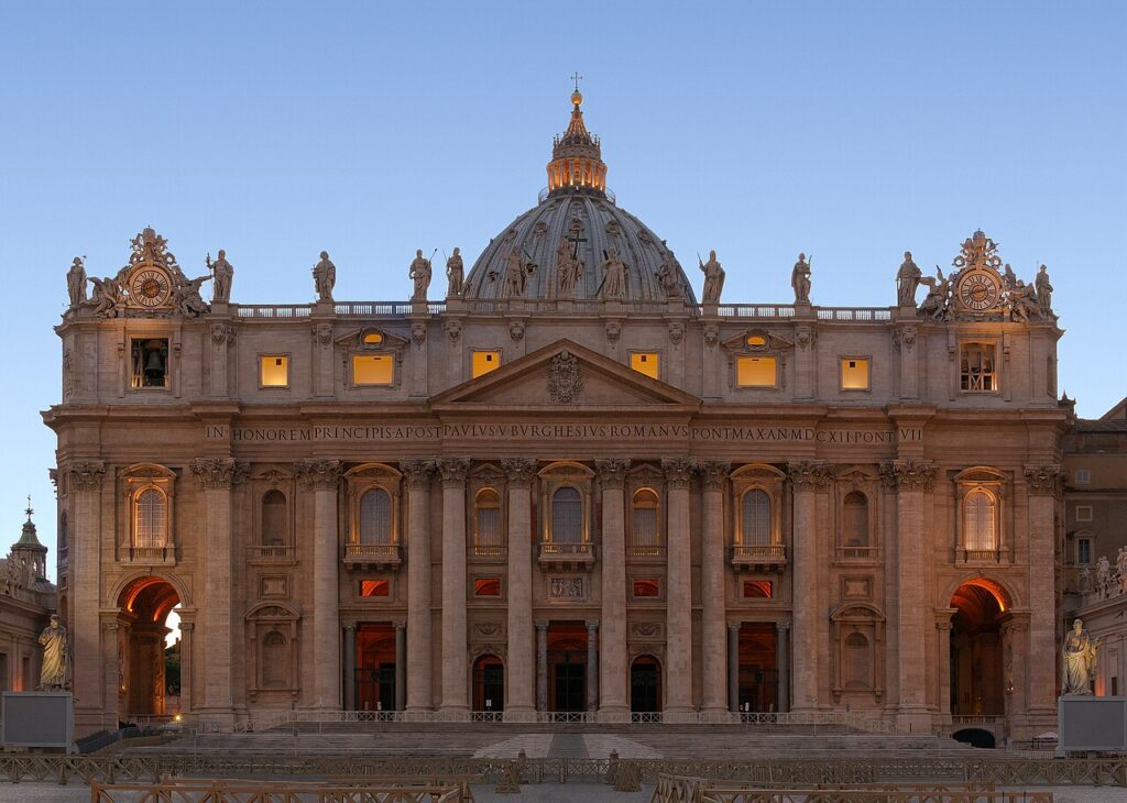 Fachada de la basílica de San Pedro, en el Vaticano