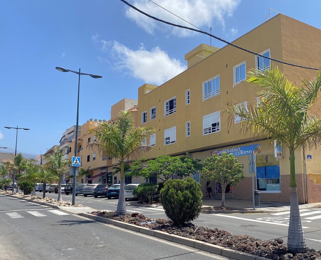 Una avenida de Guaza, en el municipio de Arona