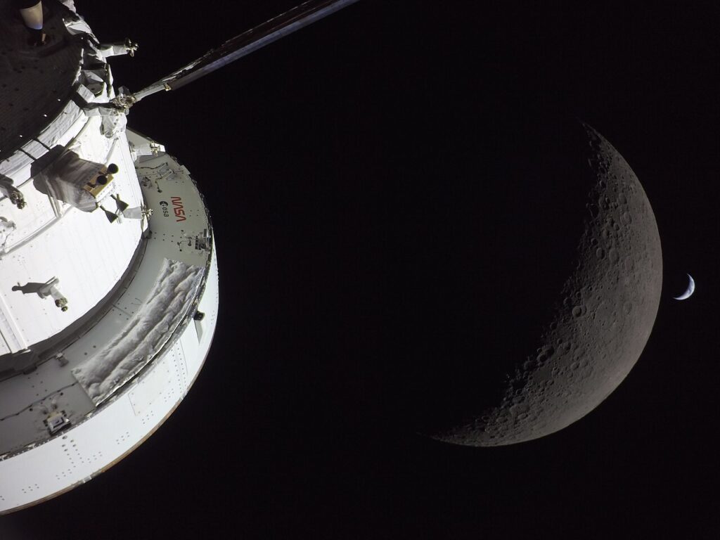 La Luna y la Tierra fotografiadas desde la nave Orion durante la misión Artemis II