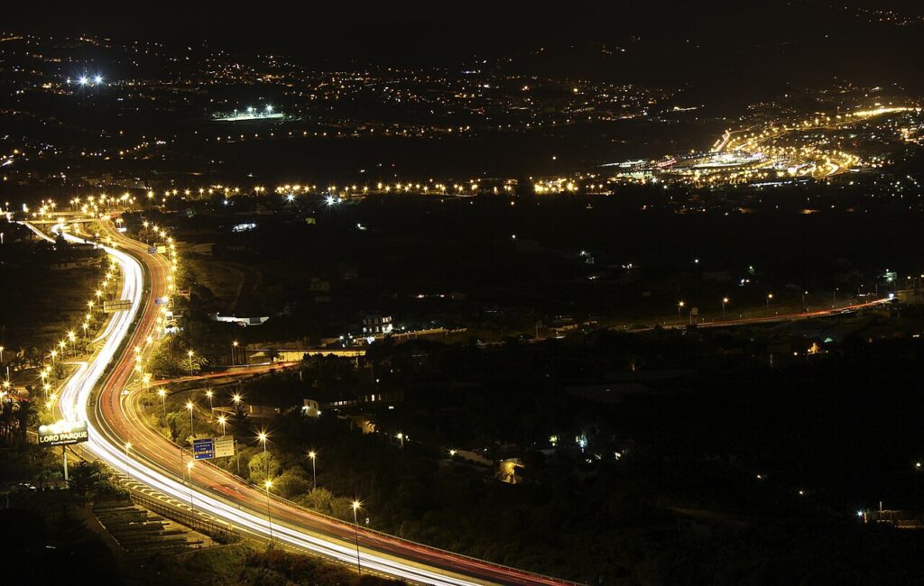 Autopista del norte de Tenerife a su paso por el valle de La Orotava, de noche