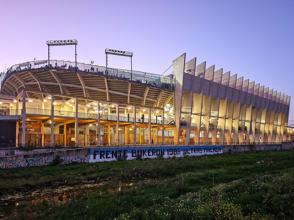 El estadio de La Rosaleda, en Málaga, iluminado durante un partido en marzo de 2026